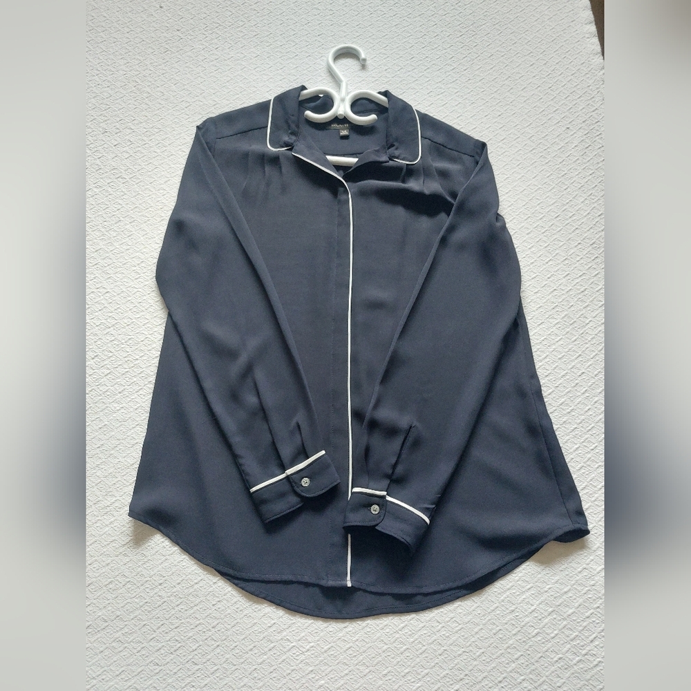 3 / $25 BANANA REPUBLIC Navy Blue Collared Button-Down Longsleeve Blouse. Small. - Picture 8 of 9
